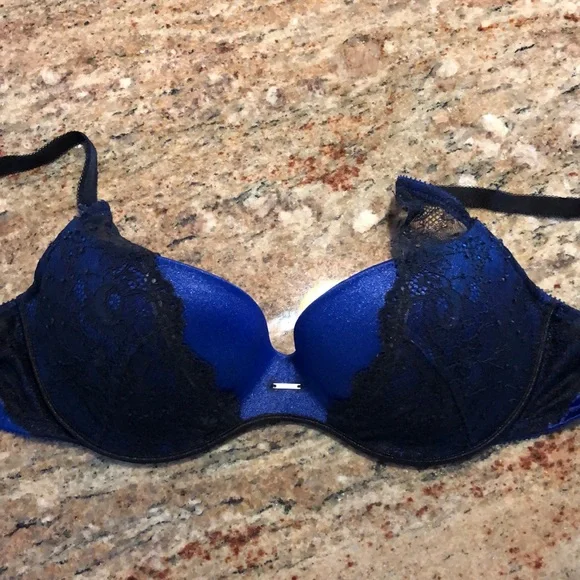Victoria’s Secret Push Up Demi bra - Picture 1 of 3